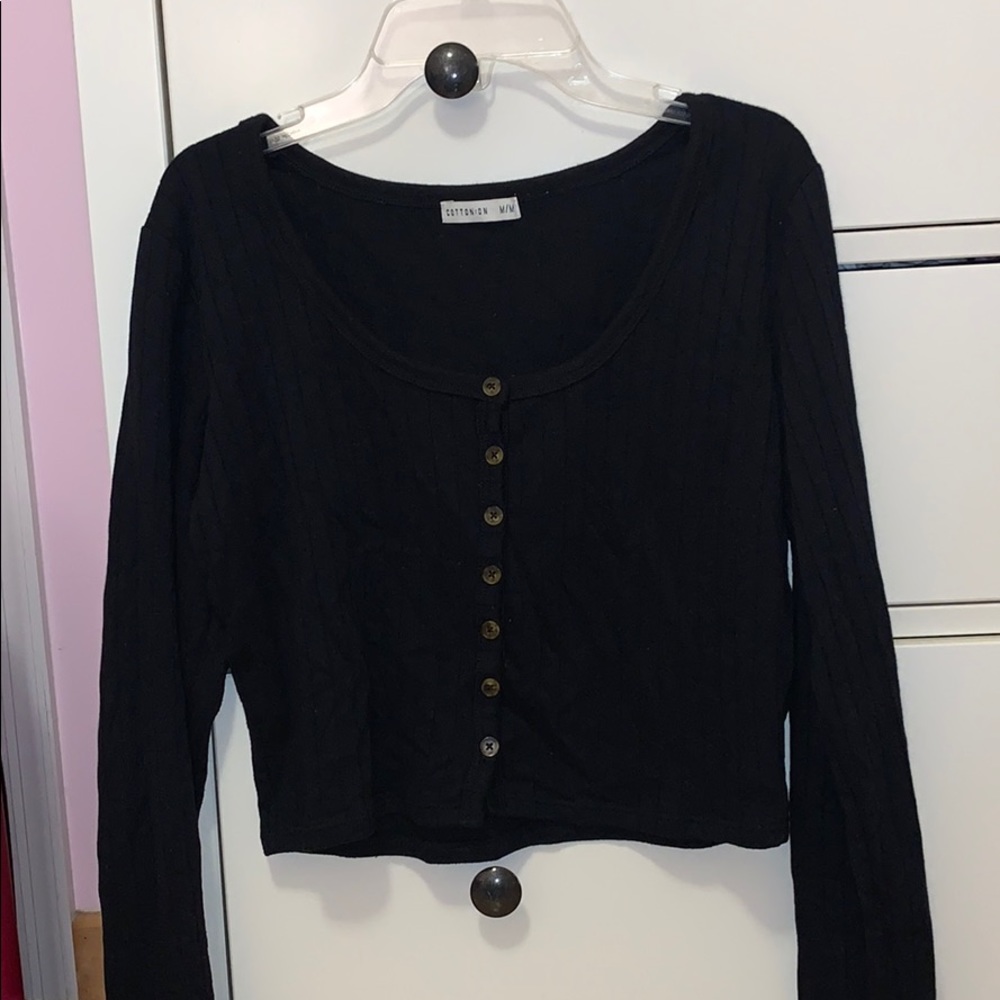 Slight crop top long sleeve button up top